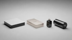 Comparação de quatro modelos diferentes de IPTV Android box com designs modernos, representando as melhores opções em Portugal.