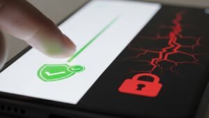 Imagem conceptual que mostra um ecrã de telemóvel dividido, com uma opção segura com um escudo verde e uma opção de risco com um cadeado partido, simbolizando a legalidade do IPTV.